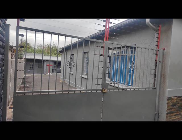 600M² BUILDING FOR SALE IN SPRINGS CENTRAL
